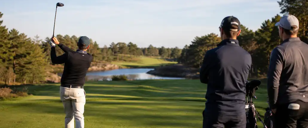 Företagare spelar golf