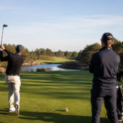 Företag på golfbana Företagare spelar golf