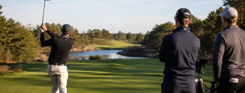 Företagare spelar golf